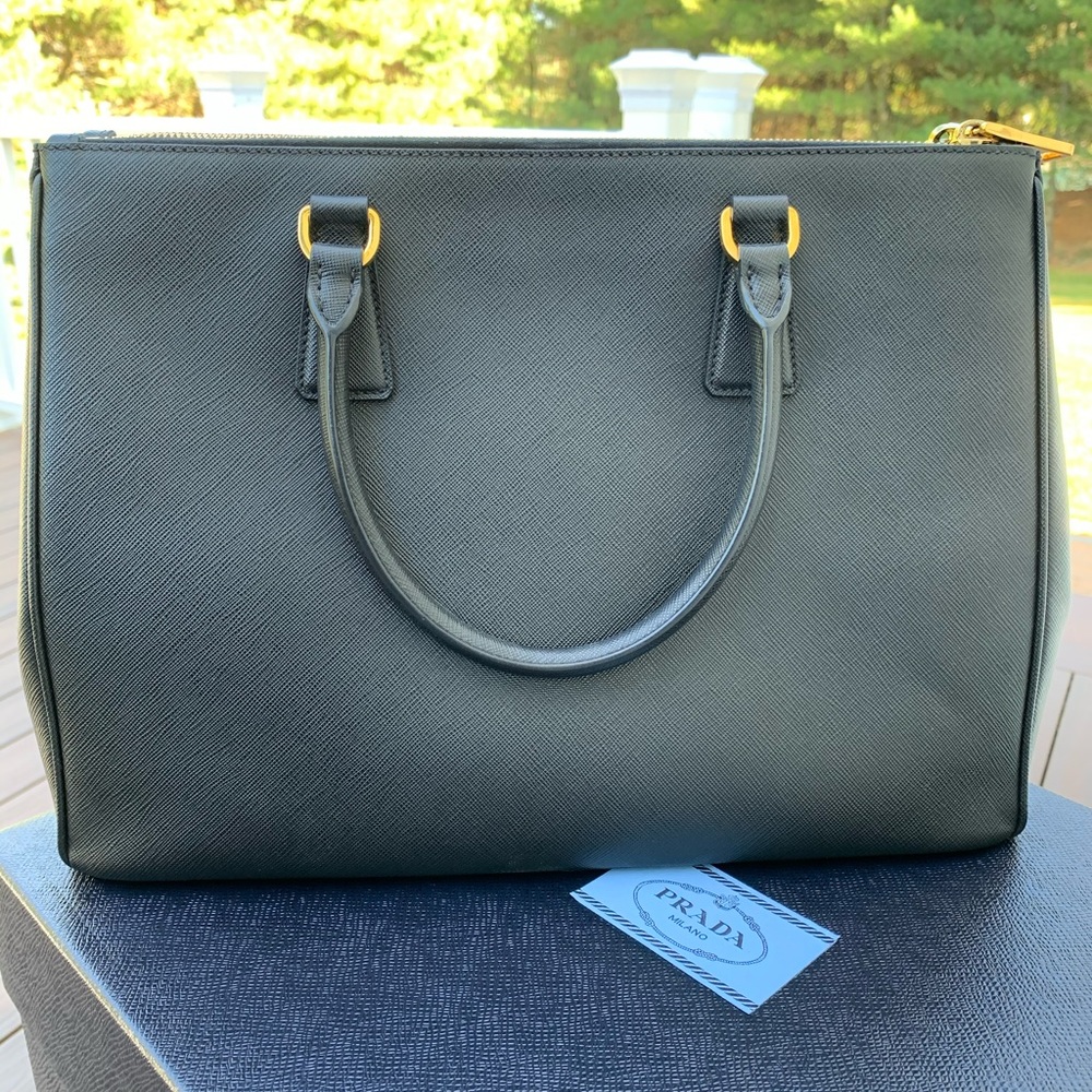 Like new- excellent condition. Medium Prada Galleria Saffiano Leather Bag - Picture 6 of 8